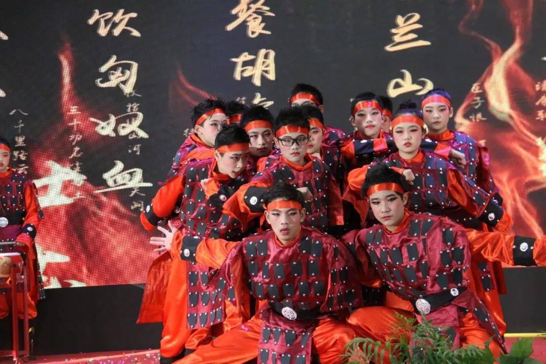 无限翻滚小球